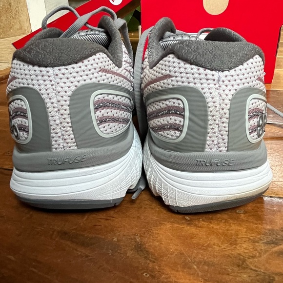 Women’s New Balance 860v9 running size 9.5 Wide - Picture 5 of 8